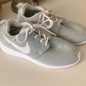 Size 8 mint Nike Roshe